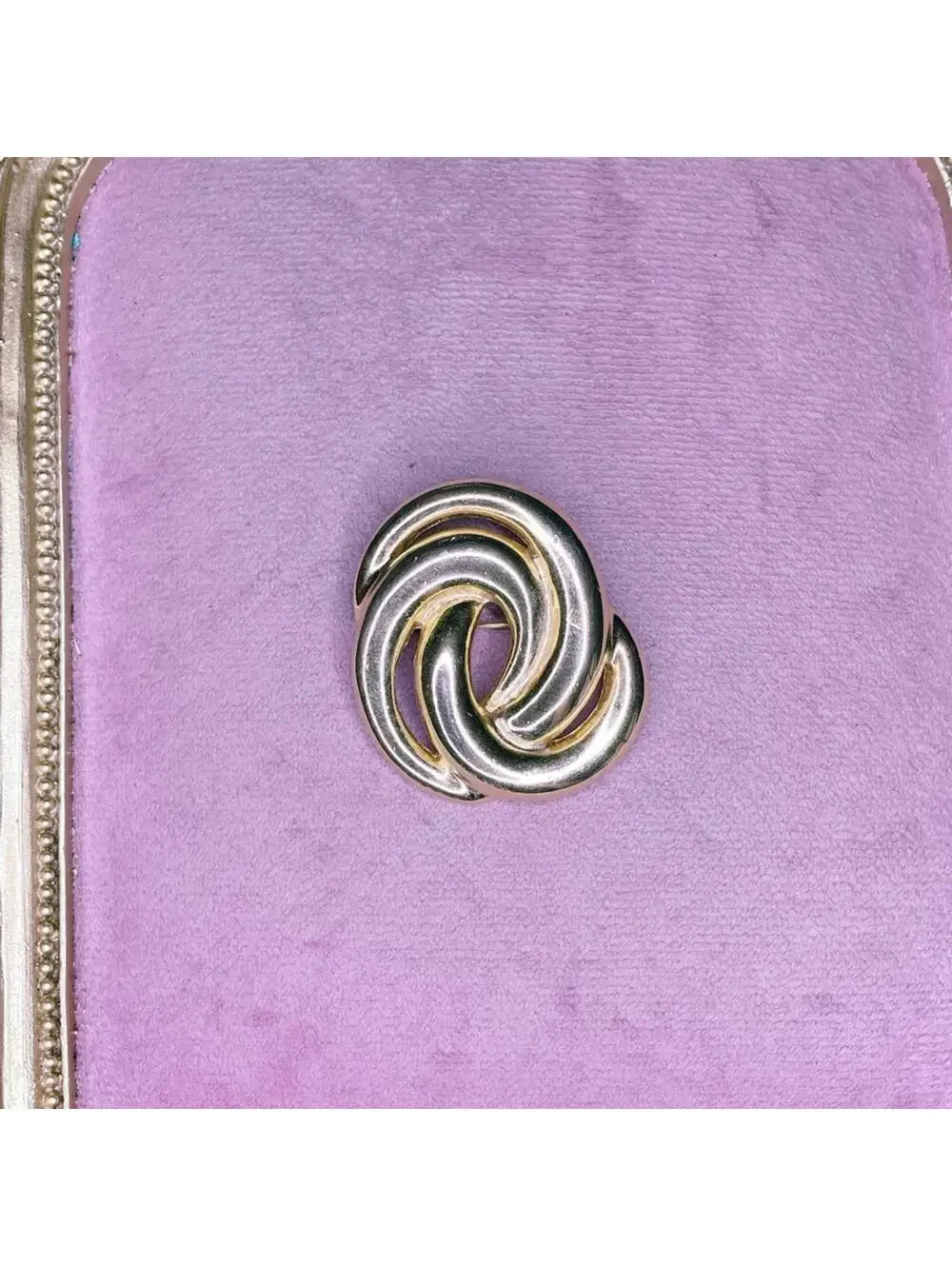 661. Vintage Goldtone Swirl Geometric Brooch